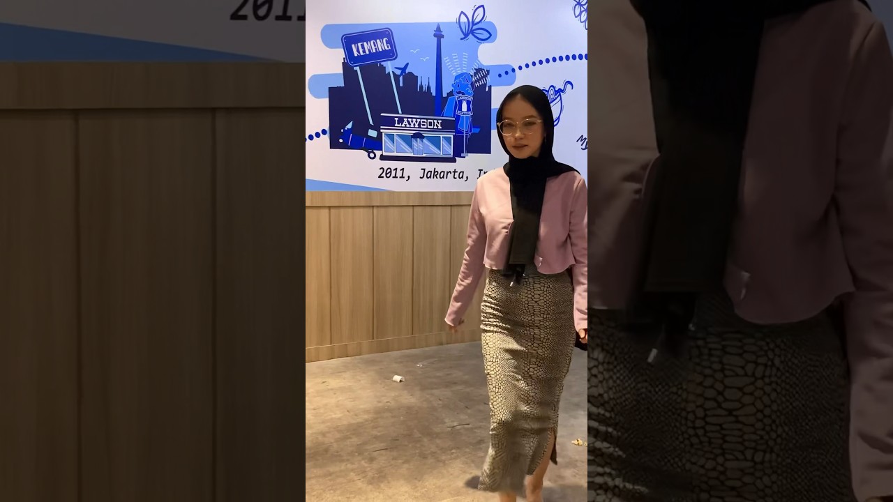 Pov: cewek hijab body goals kacamata bulat besar coffe date bareng kamu