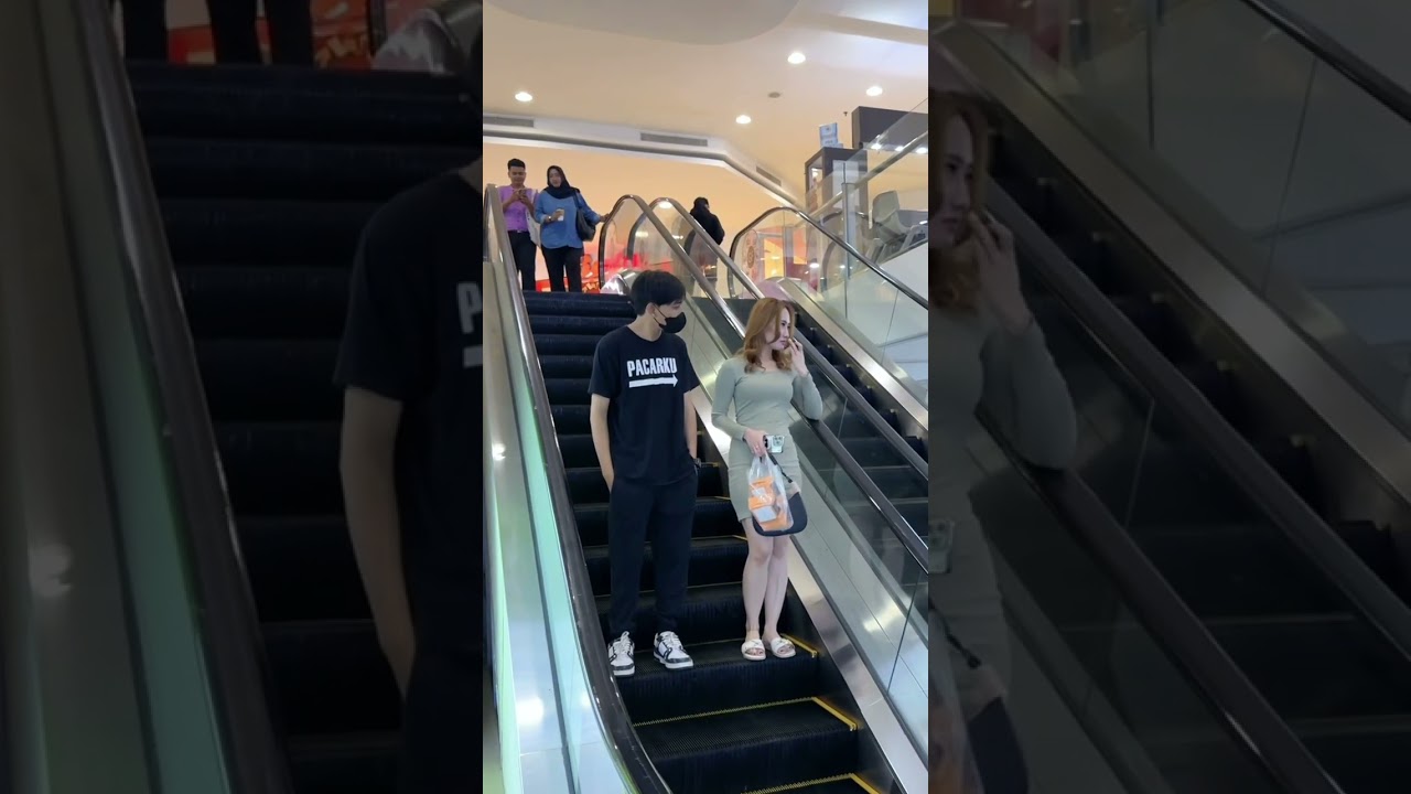 Prank pakai baju pacarku di eskalator bikin baper😝 #viralvideo #prank #bajupacarku #cewekcantik