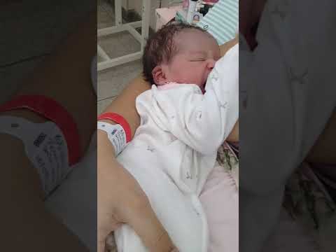 primeira vez mamando com mamae