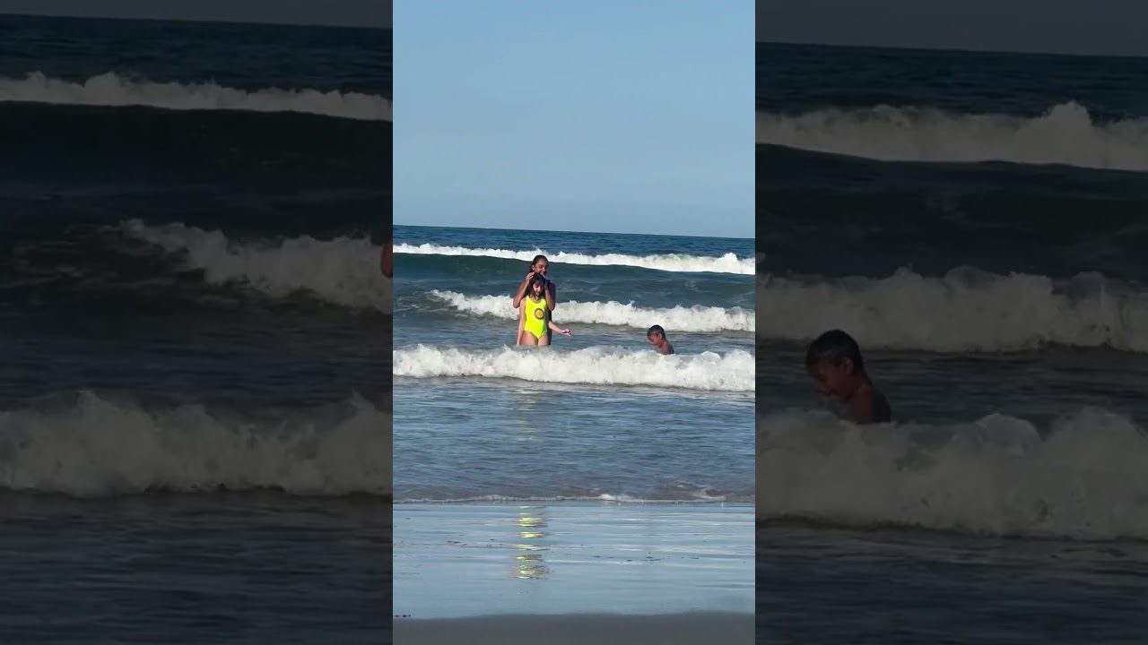 Primos se divertindo na praia de Balneário  Camburiú