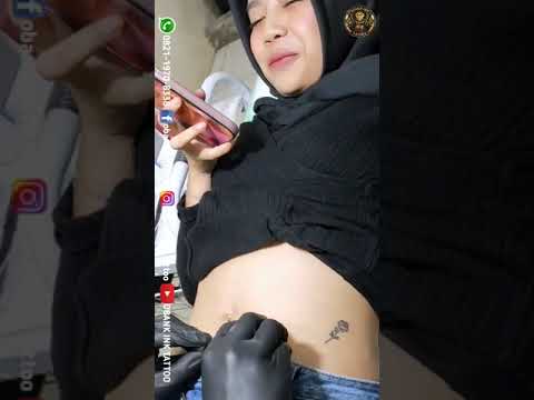proses tindik perut hijab