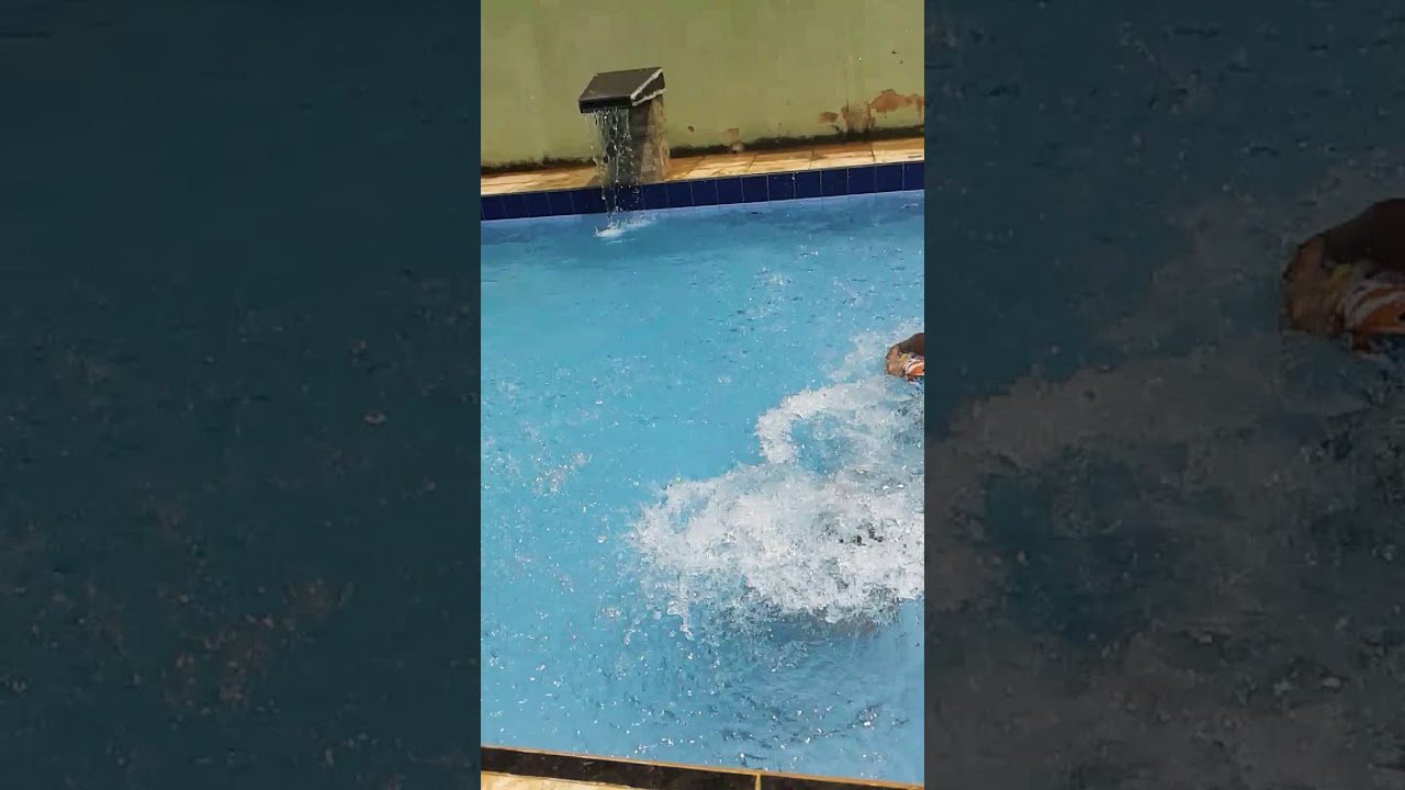 Pula na picina sem cueca