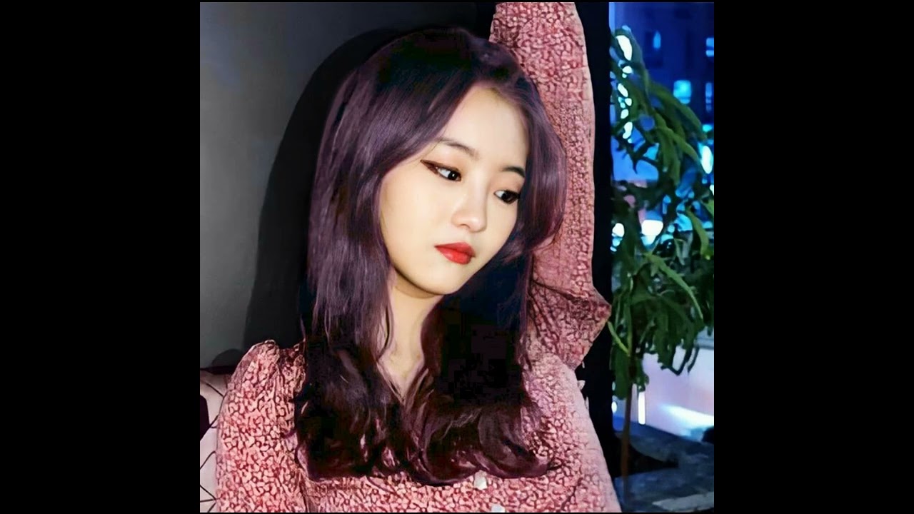 puting some make up and color in cho yi hyun's hair ♡♡♡