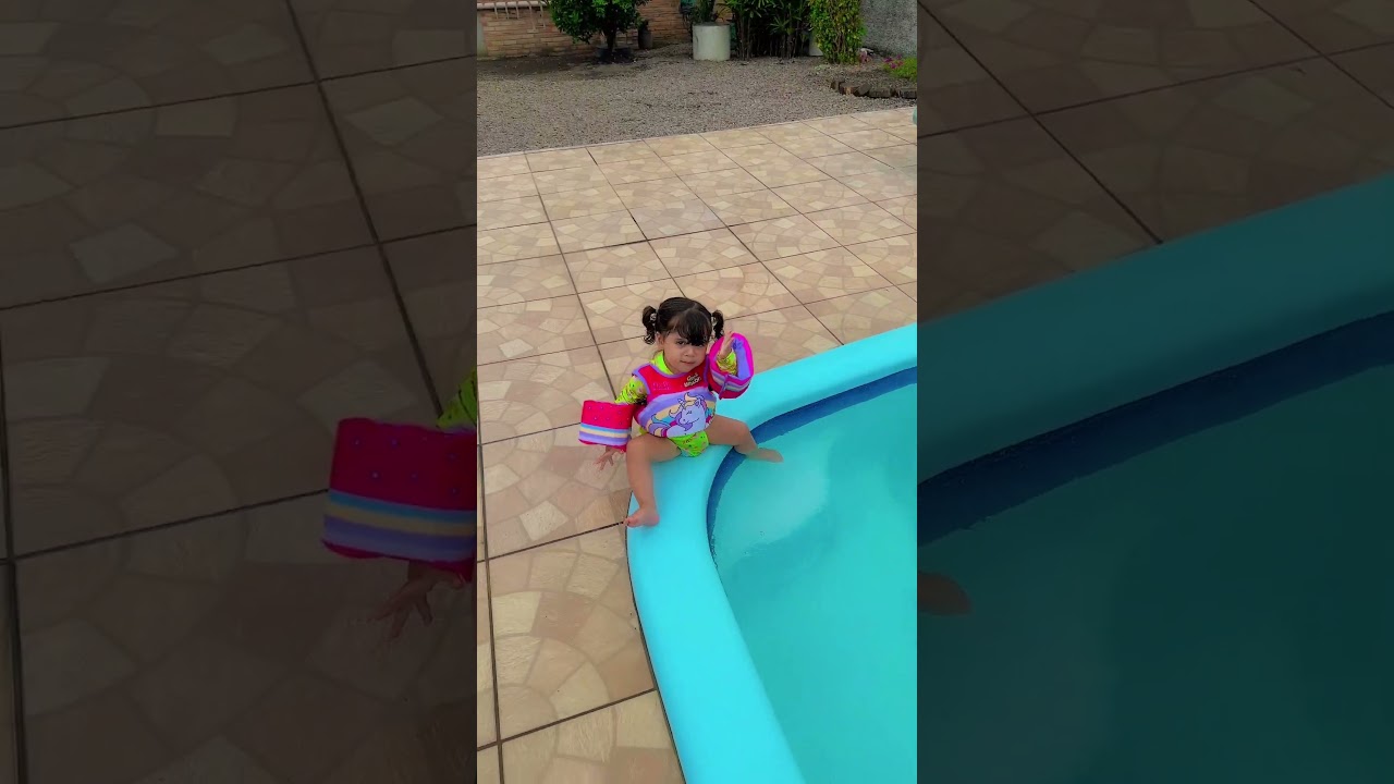 Quando a menina não quer tomar banho de piscina