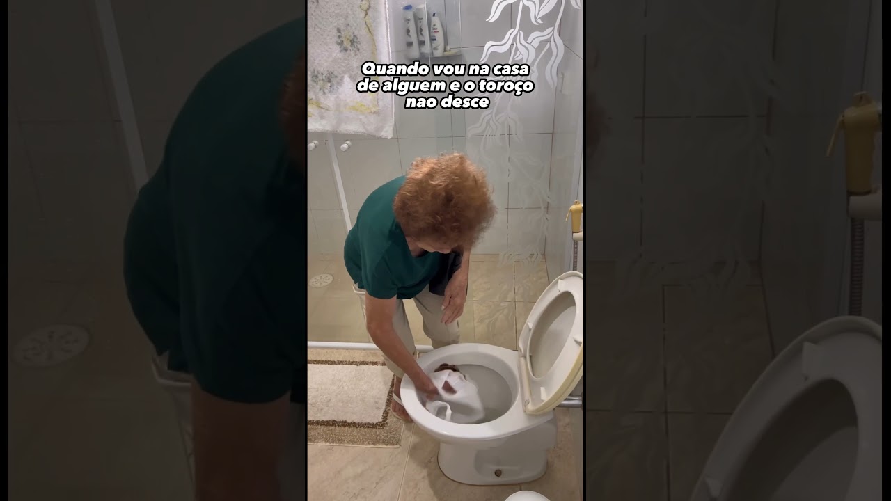 Quando fica entupido o banheiro 😂