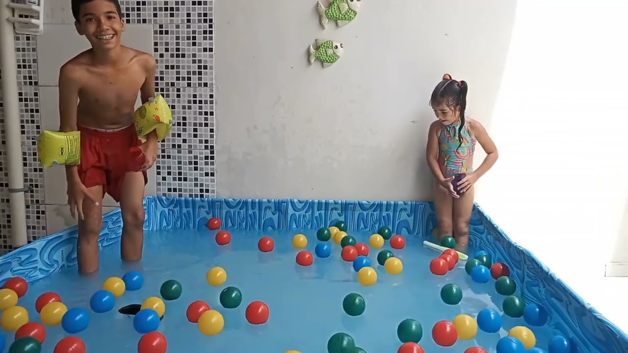 QUEM PEGAR MAIS BOLINHA DE GUDE NA PISCINA VENCE