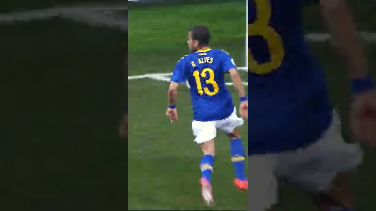 Quick thinking from Arjen Robben, but Dani Alves thinks even quicker 😏 | #Shorts