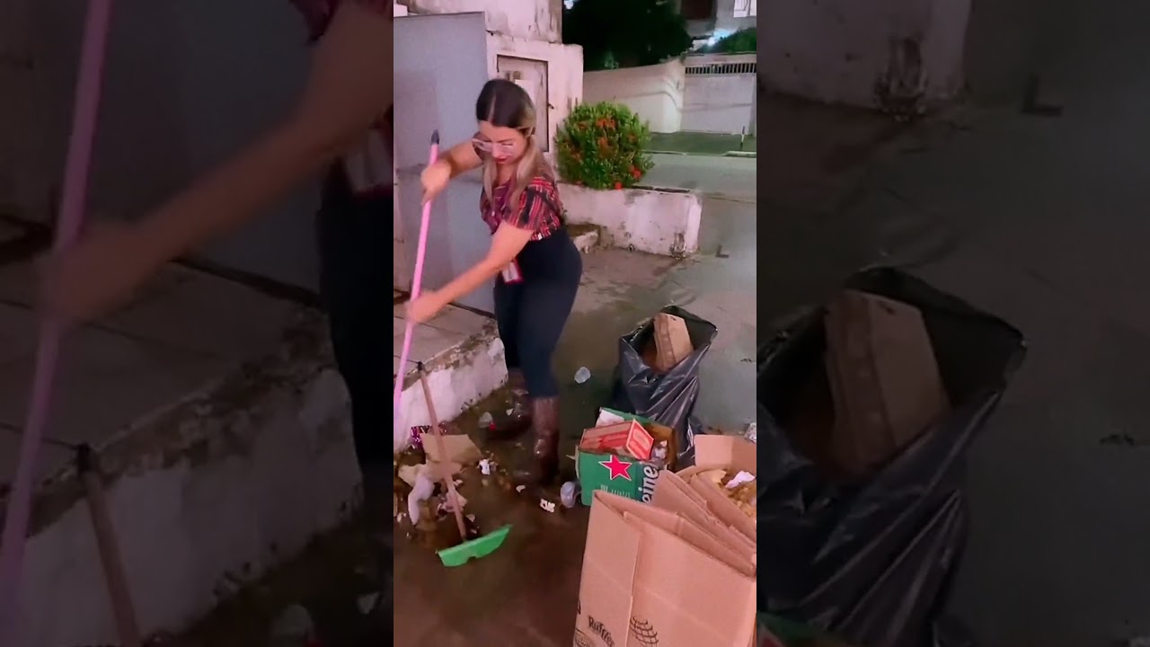 Rafaela de melo limpando o lixo.