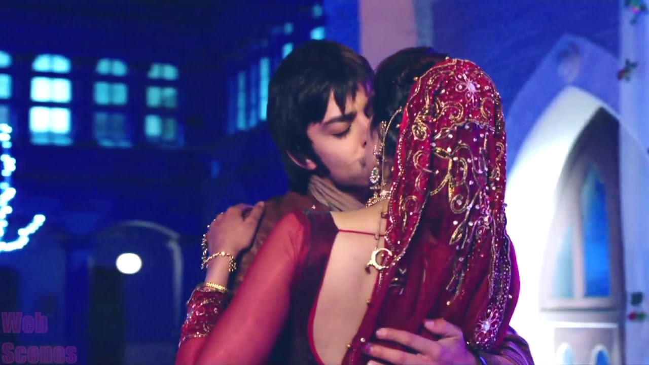 Rakul Preet Singh Hot Kissing Scene in Yaariyan !!!