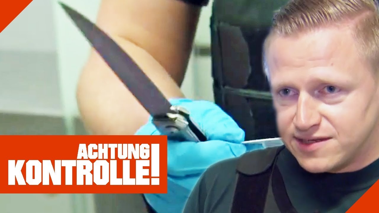 Rambo-Messer im Zoll! Verstößt der Mann gegen das Waffengesetz? | Achtung Kontrolle | Kabel Eins