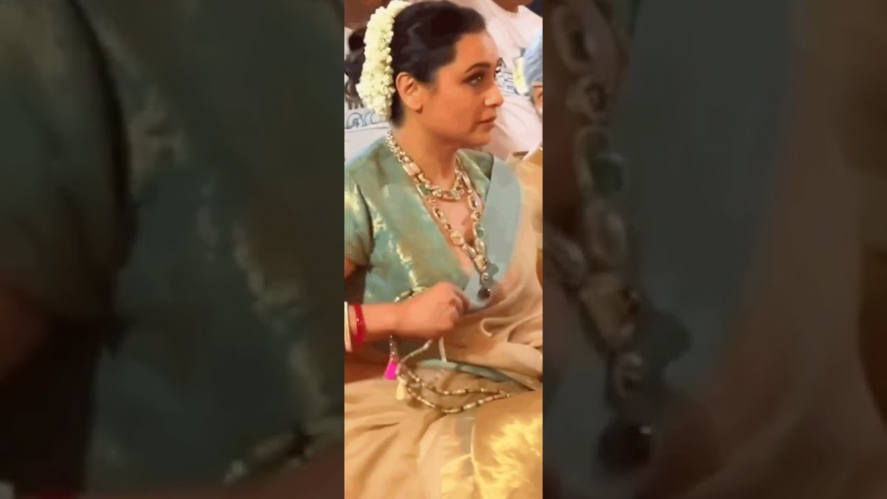 Rani Mukherjee cleavage show #ranimukherjee #aunty #auntyloverstatus #bollywood #shortsvideo #mommy