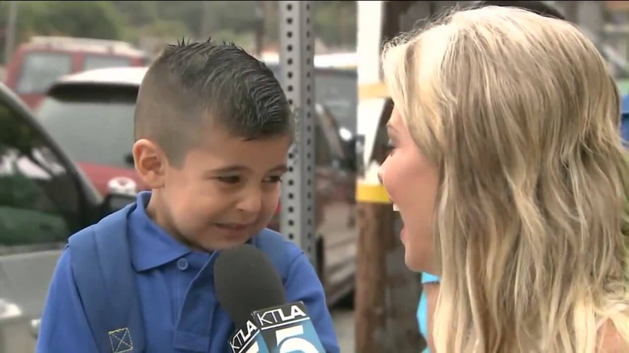 Reportera de televisión hace llorar a niño en su primer día de clases (Subtitulado)