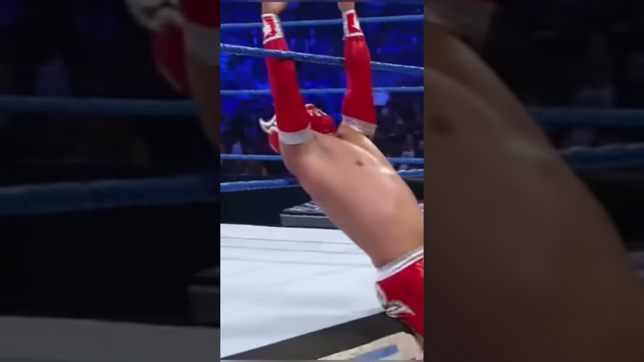 Rey mysterio sin caraya yardım ediyor