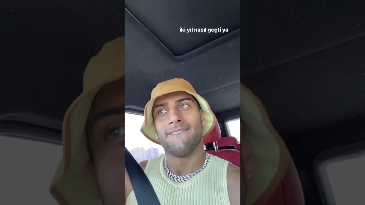Reynmen arabada Ela söylüyor/