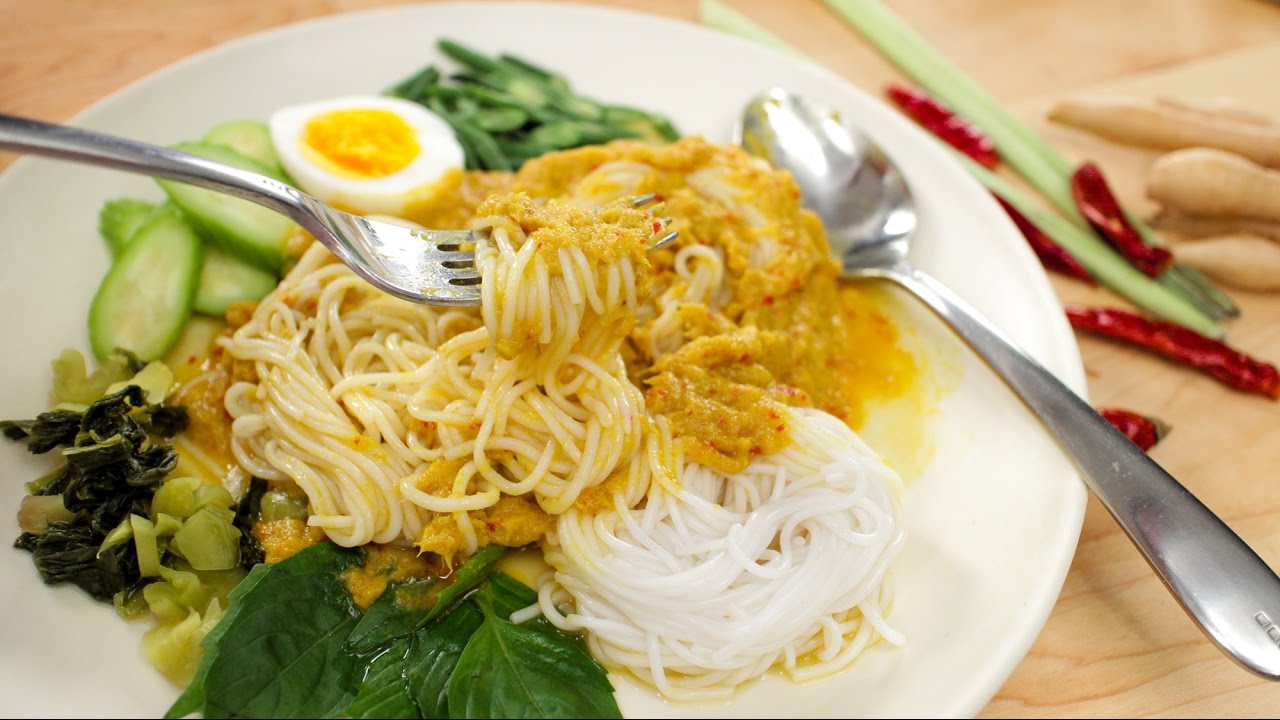 Rice Vermicelli w/ Fish Curry (Kanom Jeen Namya) ขนมจีนนำ้ยา - Hot Thai Kitchen!
