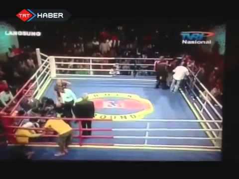 Ringte rakibini öldürdü