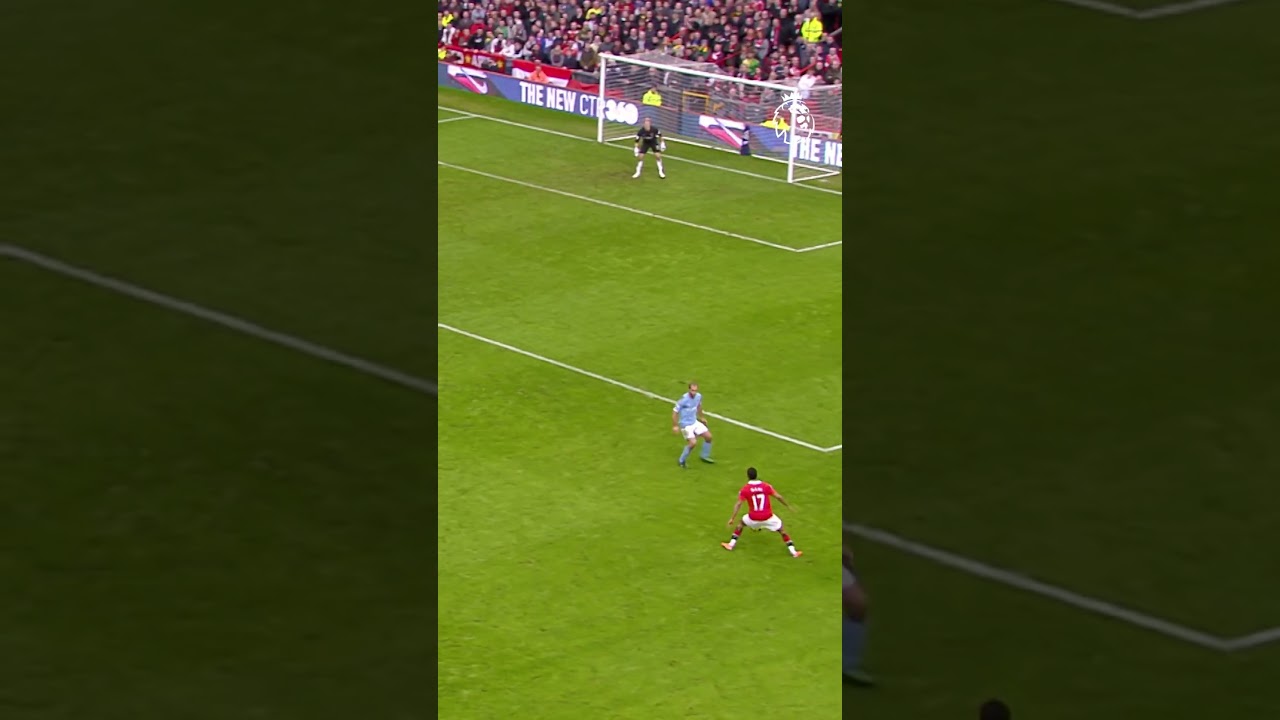 Rooney's brilliant bicycle kick goal vs Man City 👀