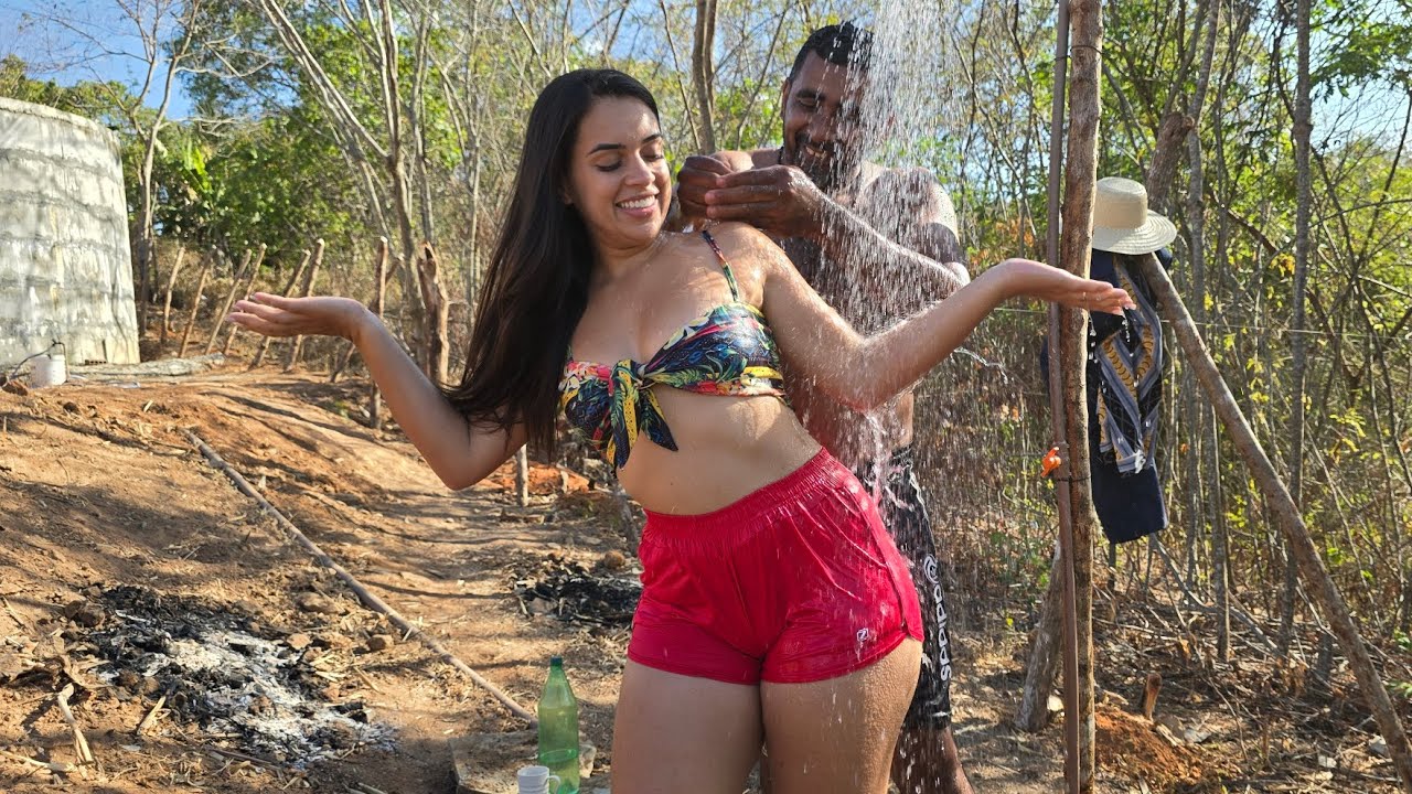 ROSALINDA TOMA BANHO COM ALFREDO NO CHUVERÃO