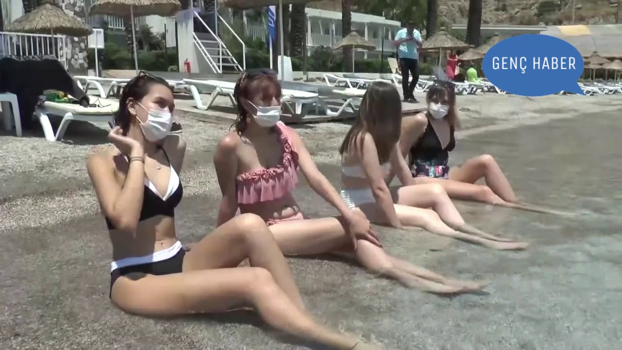 Rus kızların Bodrum'da sosyal mesafeli deniz keyfi