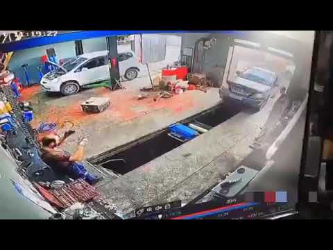 Russia female driver crushes the mechanic in Russia 😱😨 ( @driver