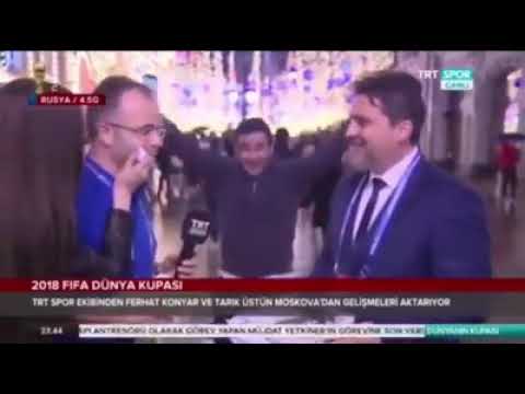 Rusya'da bir kadın taraftar TRT Spor yorumcusu Tarık Üstün'ü canlı yayında öptü.