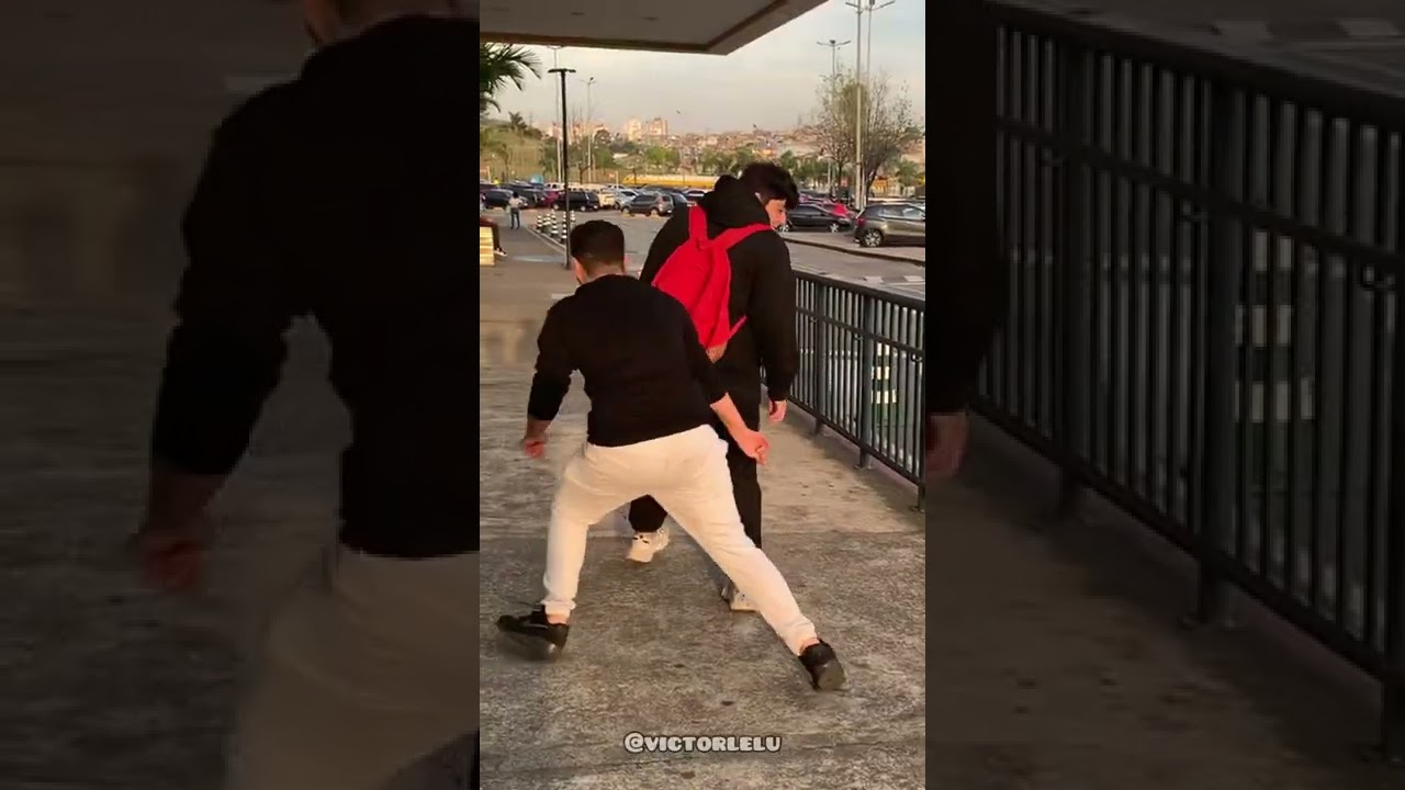 sai puxando a calça do povo na rua #shorts #shortsvideo #trolagem