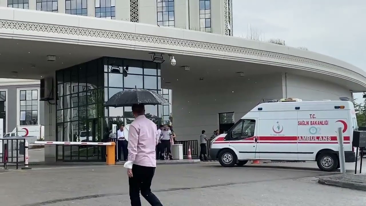 Sağlık Bakanlığı Önünde Bir Ambulans Şoförü Kendini Ambulansa Kilitledi!
