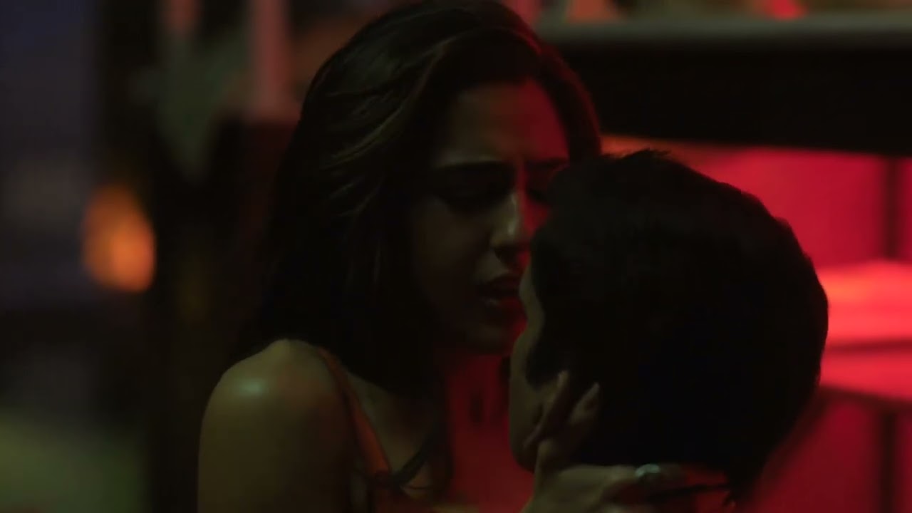 Sara Ali Khan Hottest Kissing Scenes Murder Mubarak