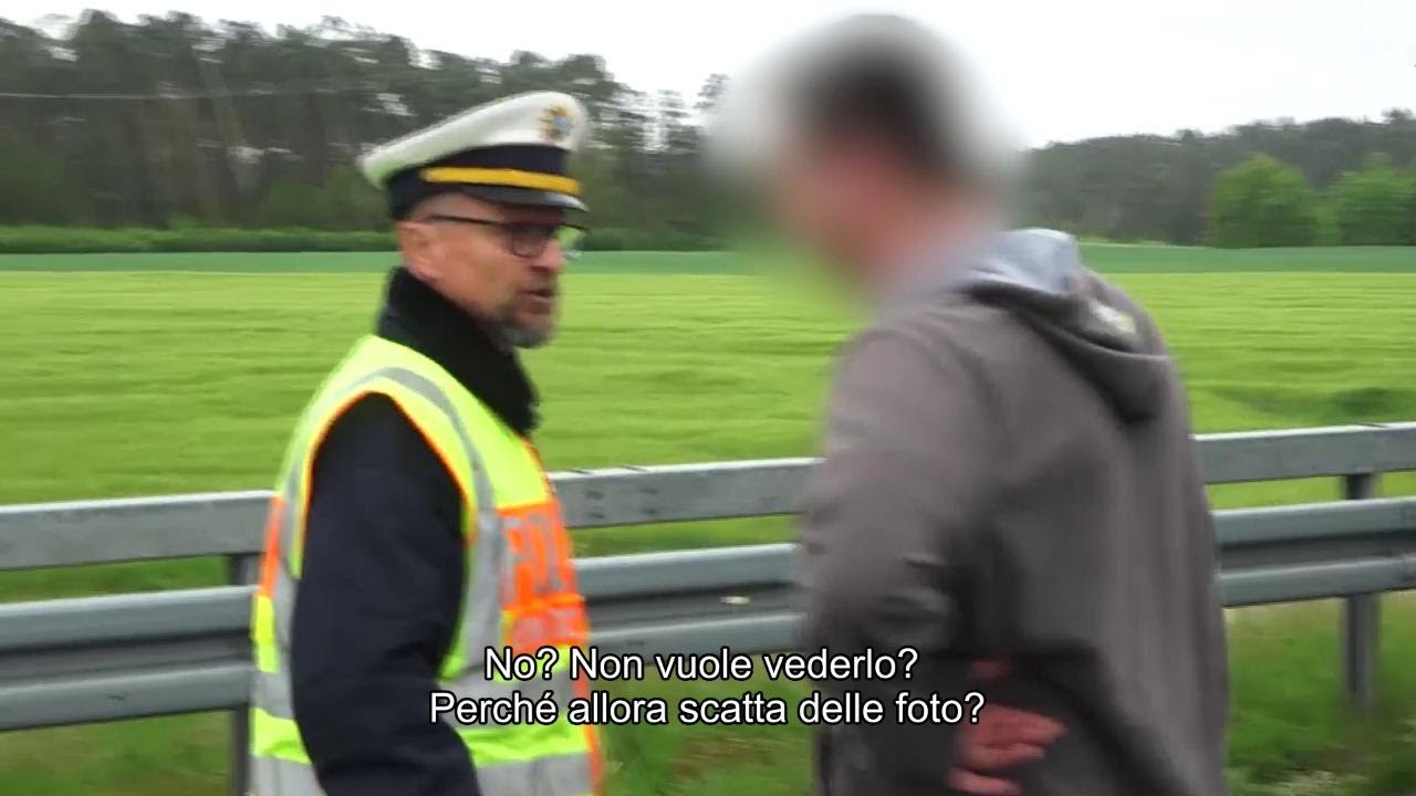 Scattano foto dell'incidente e il poliziotto li multa: 