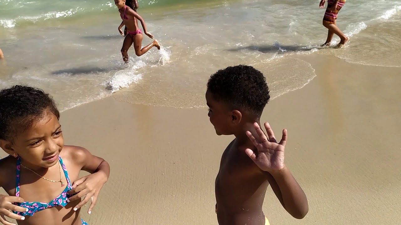 Se divertindo muito na praia