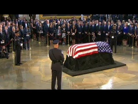 Senatör McCain için Kongre Binası'nda tören