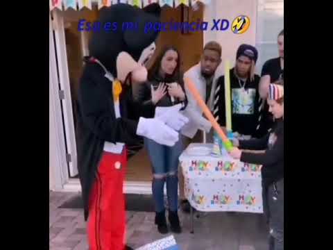 Señor disfrazado de mickey mouse pierde la paciencia y arruina cumpleaños de niño😨