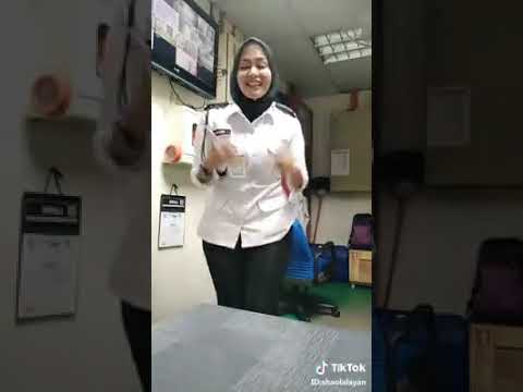 Seorang Wanita Bekerja Sebagai Pengawal Keselamatan Dipercayai Gelek Goyang Di TikTok Padu