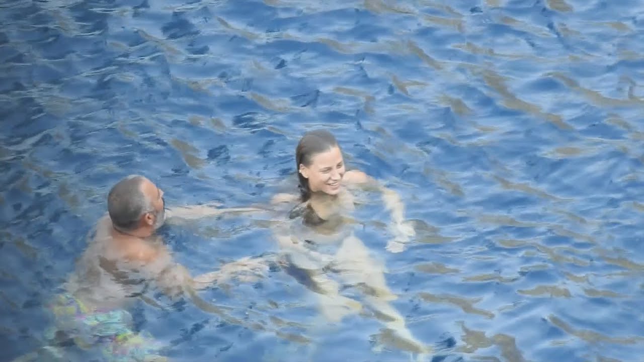 Serenay Sarıkaya ile Cem Yılmaz el ele göz göze düşman çatlattı