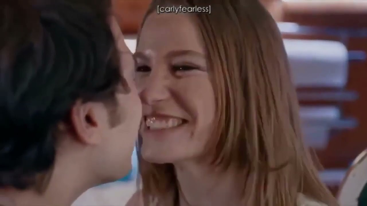 Serenay Sarıkaya Sevişma Sahneleri ! Bacak Frikikleri