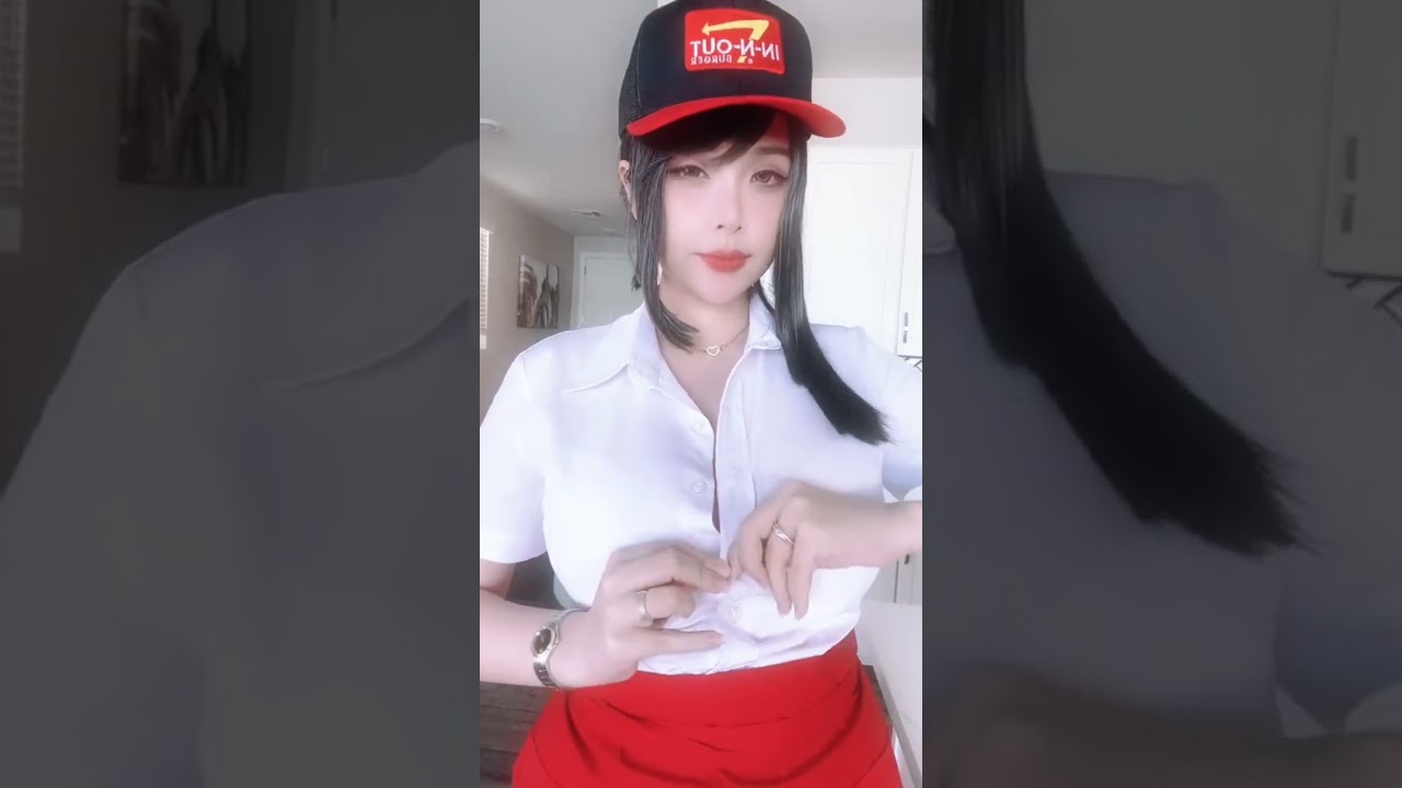 Serving you burgers ❤️ #hana #bunny #cosplay