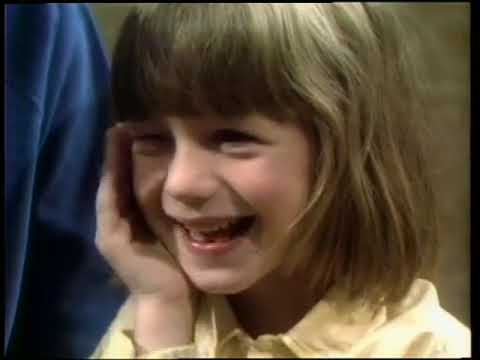 Sesame Street: 0460 Street Scenes- Oscar gives out Grouch winter gear
