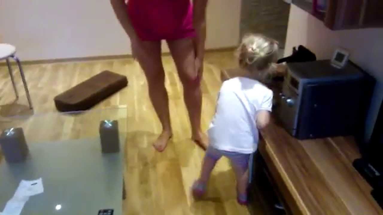 Sexi mama i jej córeczka kręcą pupką Mom dancing with his daughter Poland