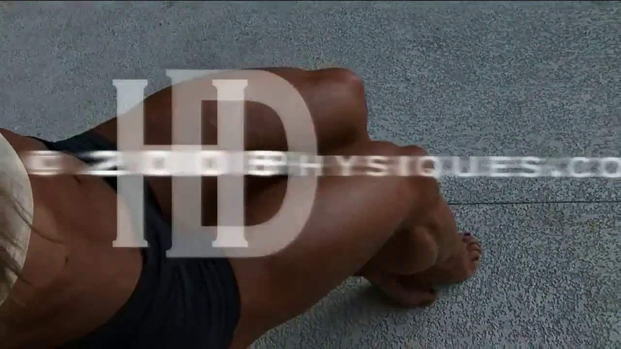 Sexy FBB Heather Armbrust loves showing her muscles and legs 😍