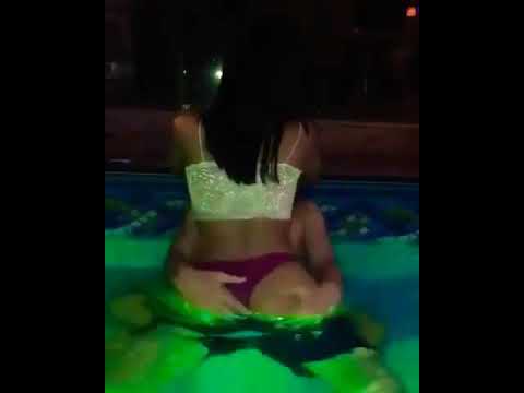 Sexy morena manoseada moviendo el culo para deleite del mundo mundial