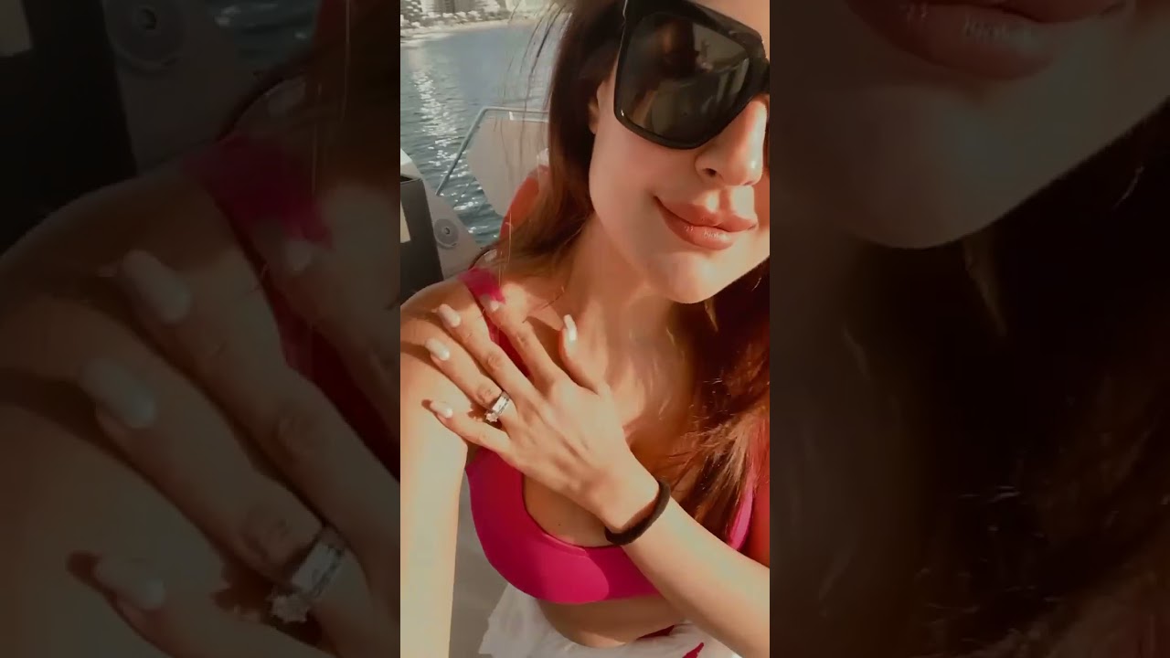 Shagun ajmani hot sexy deep cleavage show