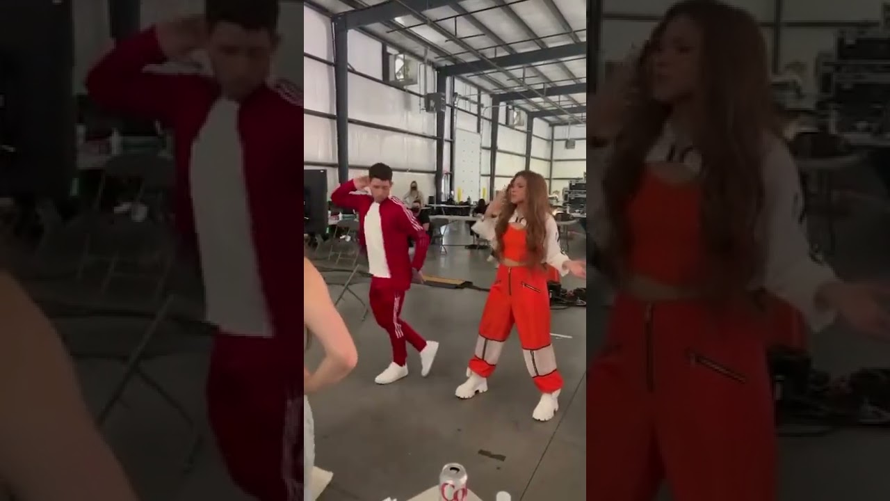 Shakira - dancing with myself