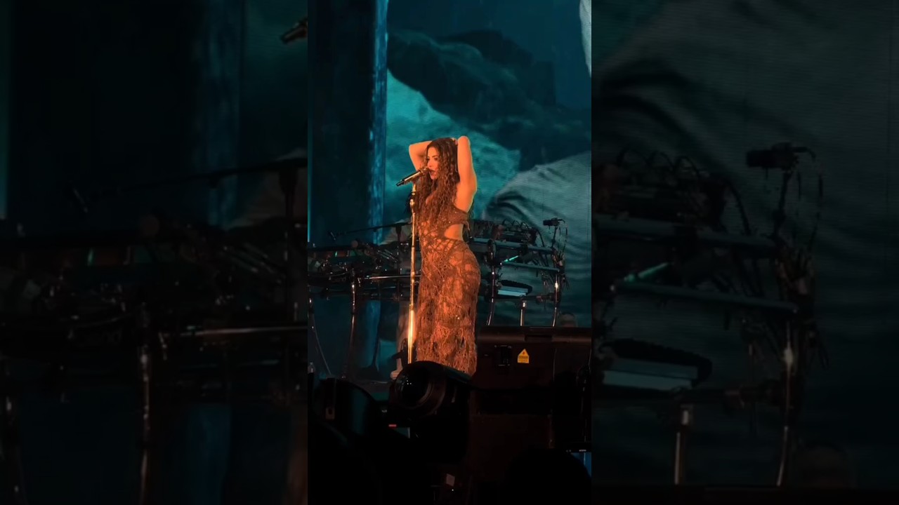 Shakira canta 