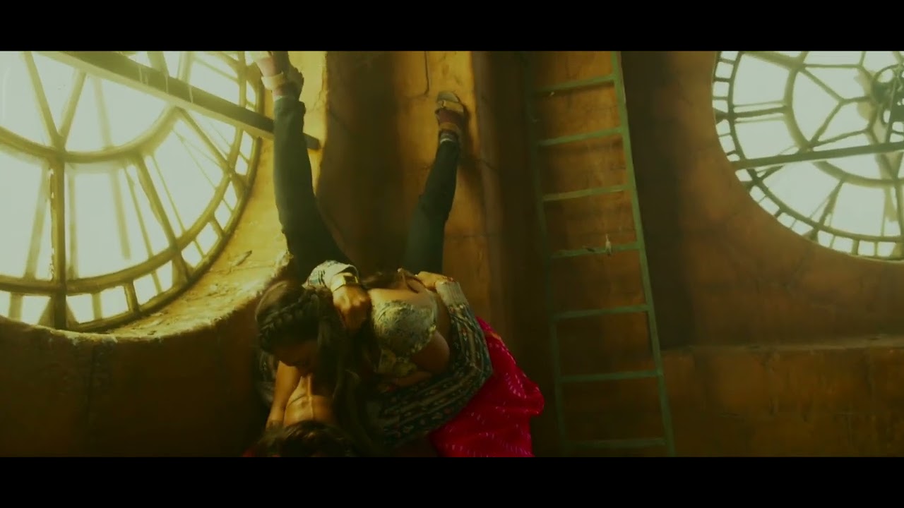 Shalini pandey kissing scene