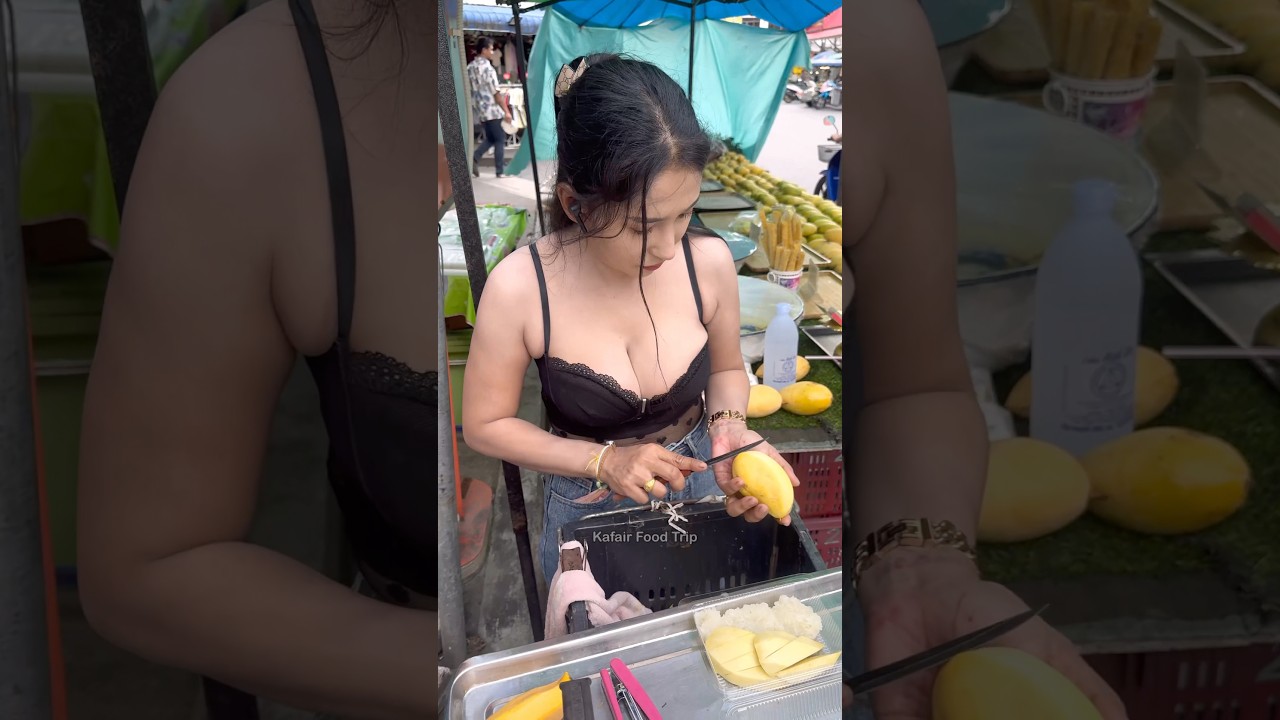 She Cutting Sweet Mango - Thai Street Food