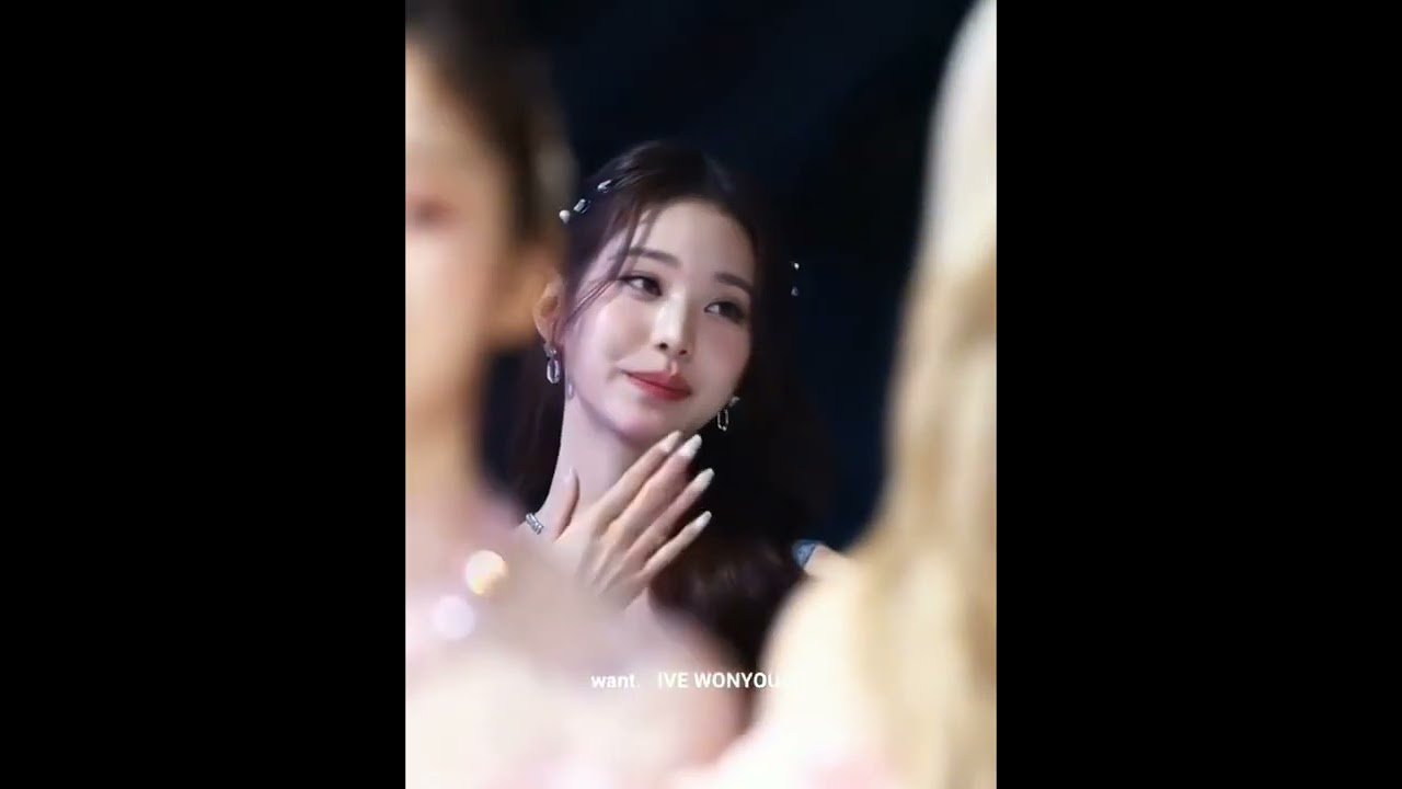 SHE KNOWS SHE'S PRETTY 😭❤️ #wonyoung