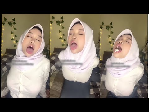 Sheii pake baju ketatt, lidahnya melet melet