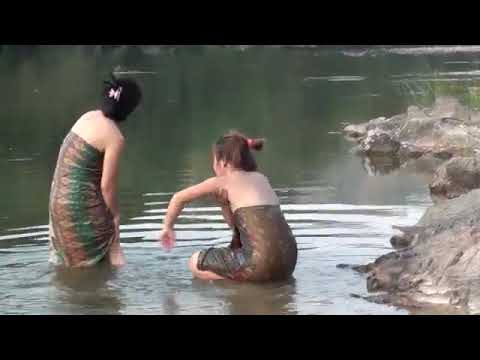 shower at fresh river- hluas nkauj da dej