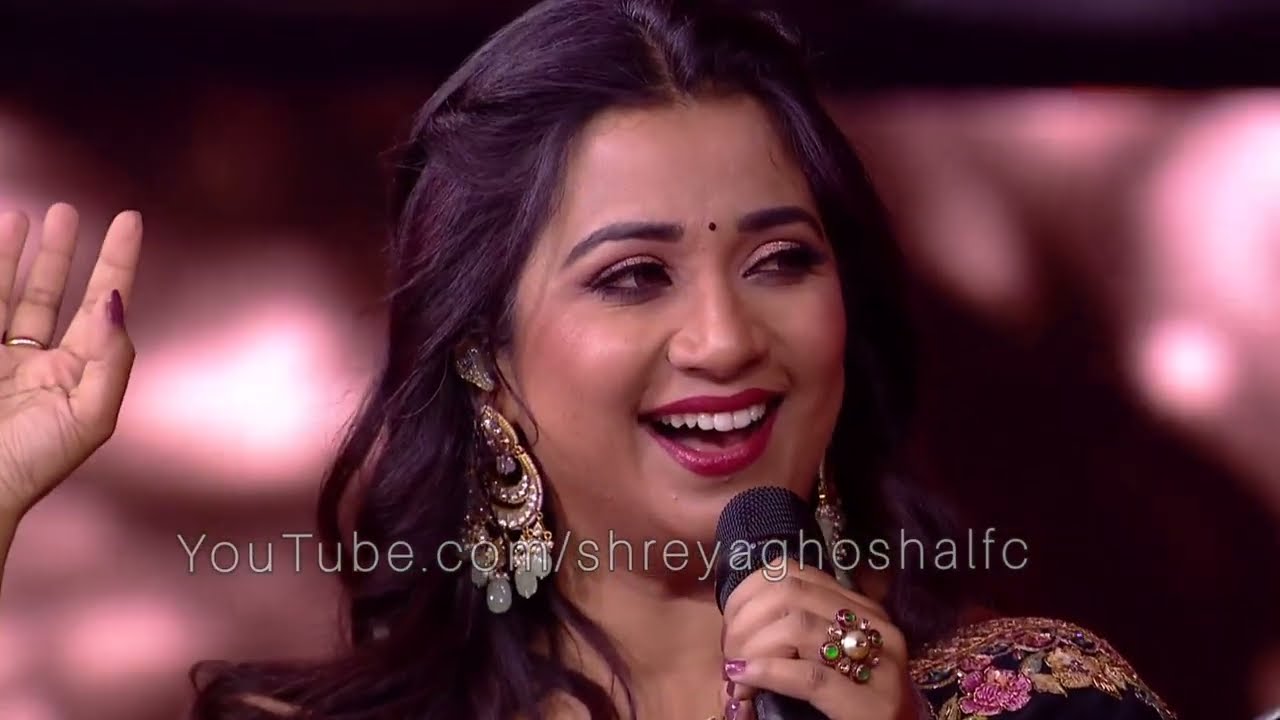 Shreya Ghoshal and Sonu Nigam singing 