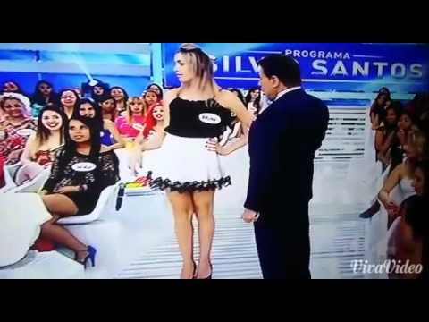 Silvio Santos levanta saia de convidada.
